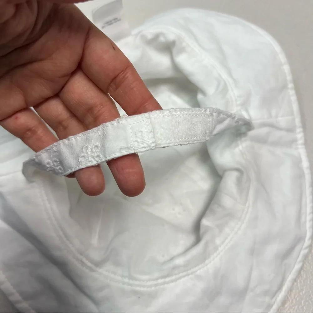 Carter’s Baby White Hat Size 6-12M